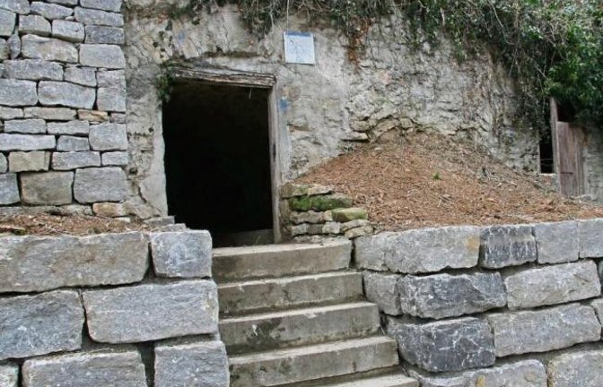 Saniertes Antlitz eines steinreichen Felsenkellers in Oberriexingen. Foto: Rücker