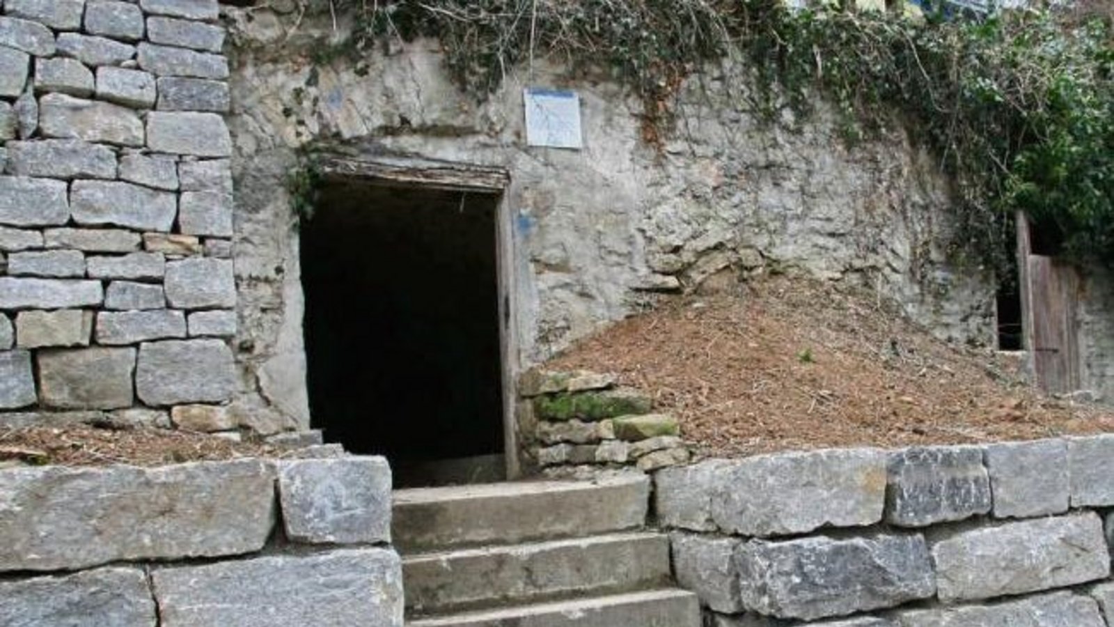 Saniertes Antlitz eines steinreichen Felsenkellers in Oberriexingen. Foto: Rücker