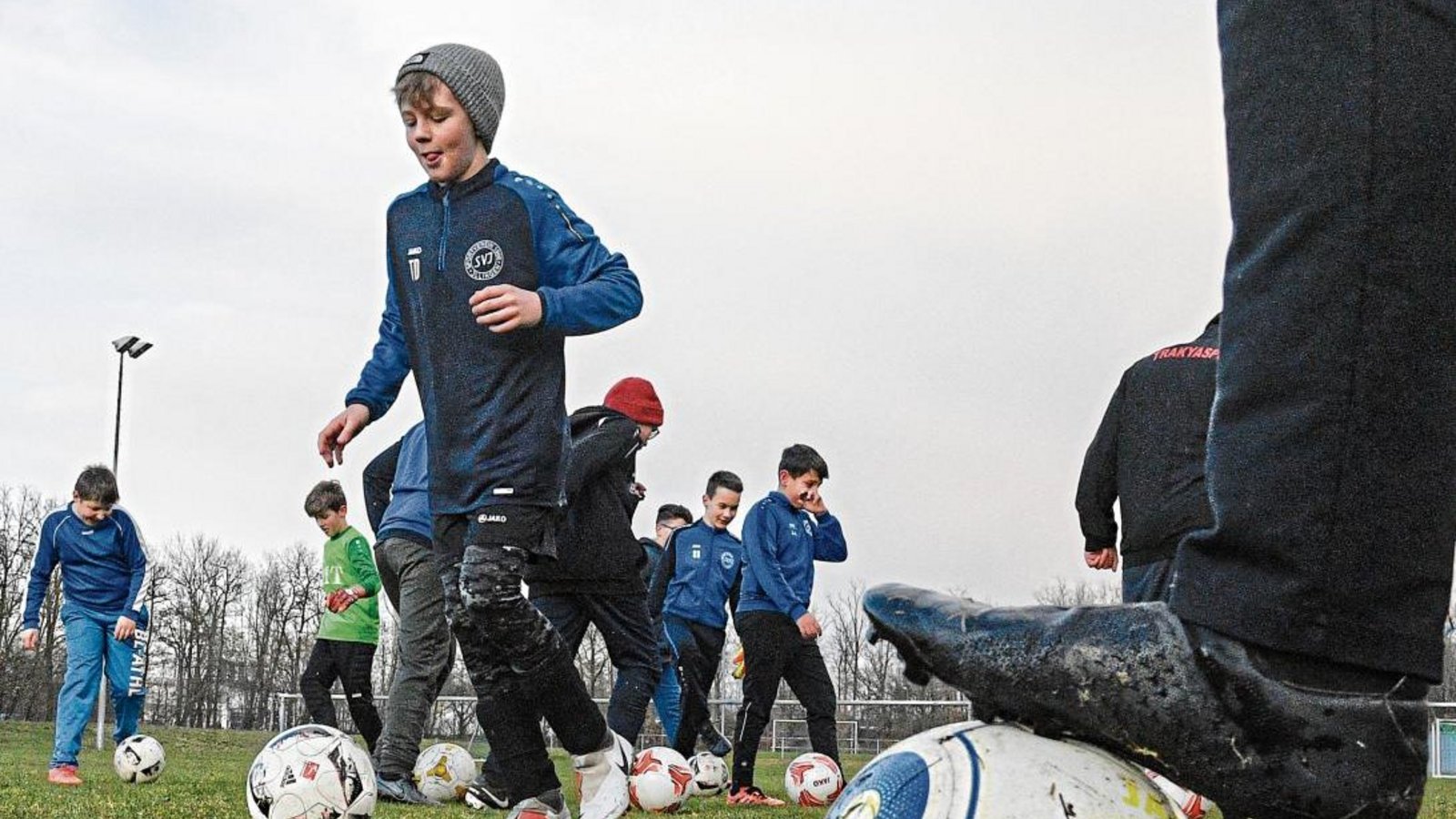 Nach monatelanger Corona-Pause haben die Nachwuchsfußballer endlich wieder den Ball am Fuß wie hier beim SV Illingen. Foto: Leitner
