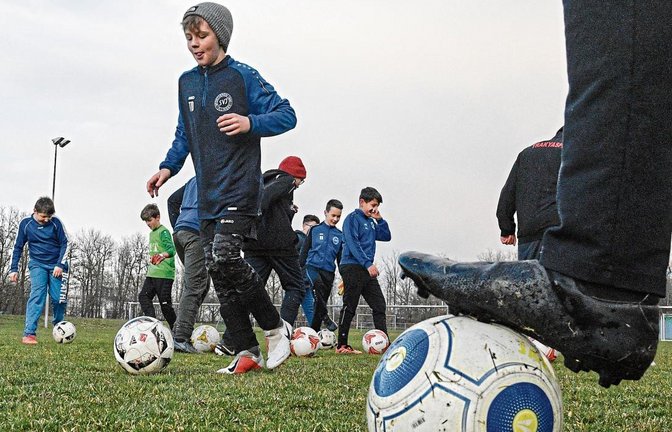 Nach monatelanger Corona-Pause haben die Nachwuchsfußballer endlich wieder den Ball am Fuß wie hier beim SV Illingen. Foto: Leitner