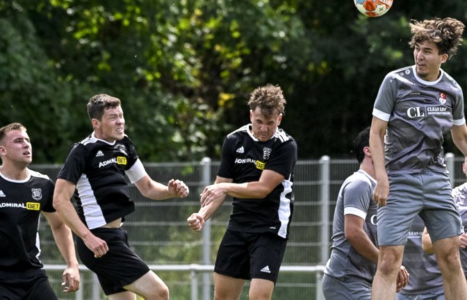 Im Spiel gegen den Türkischen SV versucht Paul Halda (Mitte), die Flanke zu bekommen, doch Adi Mustajegovie klärt. <span class='image-autor'>Foto: Leitner</span>