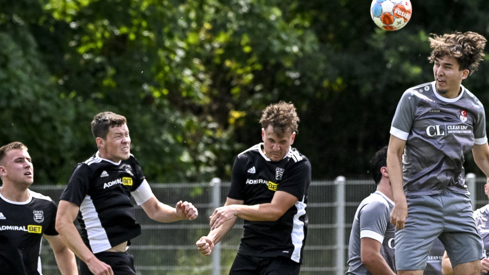 Im Spiel gegen den Türkischen SV versucht Paul Halda (Mitte), die Flanke zu bekommen, doch Adi Mustajegovie klärt. Foto: Leitner Im Spiel gegen den Türkischen SV versucht Paul Halda (Mitte), die Flanke zu bekommen, doch Adi Mustajegovie klärt. Foto: Leitner