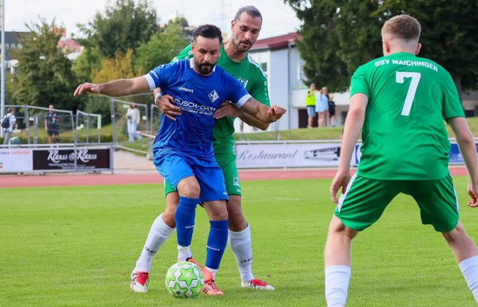Aykut Durna (in Blau) vom 1. FC Eislingen war mit 29 Toren bester Schütze in der Landesliga, Staffel 2.<span class='image-autor'>Eibner-Pressefoto/Matthias Poeltl</span>