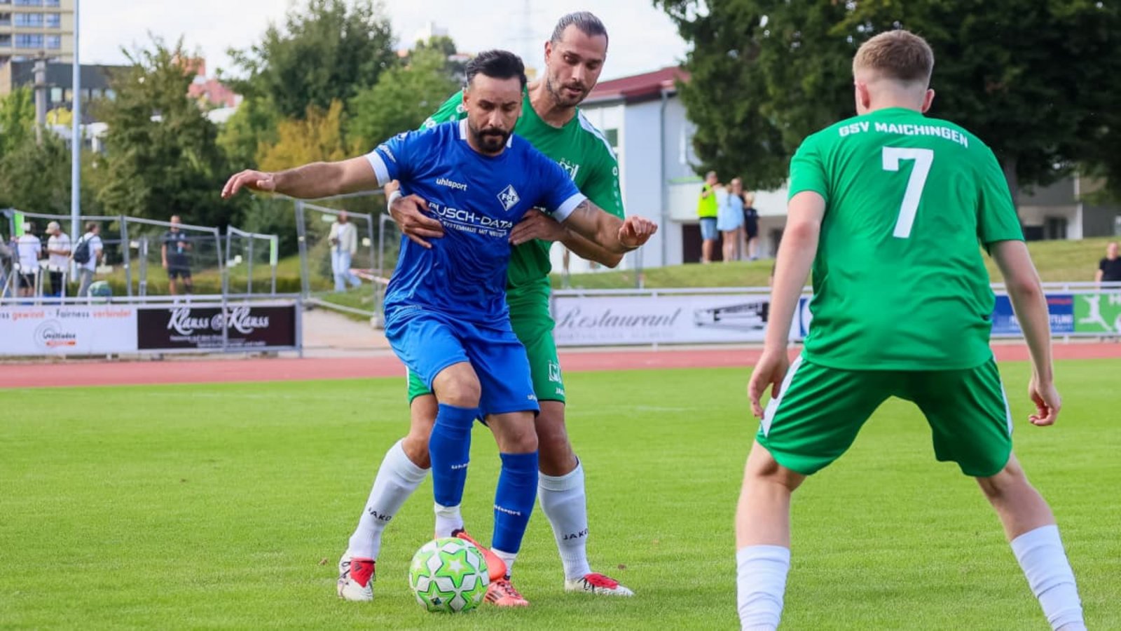 Aykut Durna (in Blau) vom 1. FC Eislingen war mit 29 Toren bester Schütze in der Landesliga, Staffel 2.Eibner-Pressefoto/Matthias Poeltl Aykut Durna (in Blau) vom 1. FC Eislingen war mit 29 Toren bester Schütze in der Landesliga, Staffel 2.Eibner-Pressefoto/Matthias Poeltl