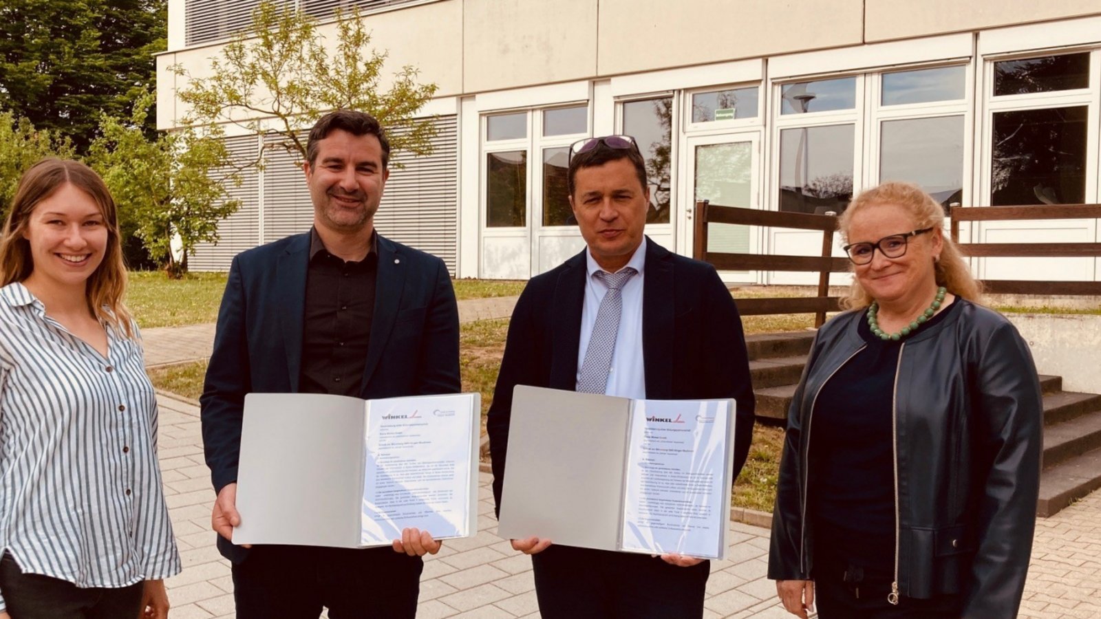 Die Vertreter der Firma Winkel gemeinsam mit der Schulleitung der Schule am Stromberg nach der Unterzeichnung der Kooperationsvereinbarung.  Foto: p