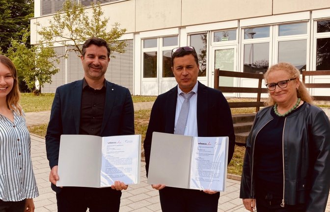 Die Vertreter der Firma Winkel gemeinsam mit der Schulleitung der Schule am Stromberg nach der Unterzeichnung der Kooperationsvereinbarung.  <span class='image-autor'>Foto: p</span>