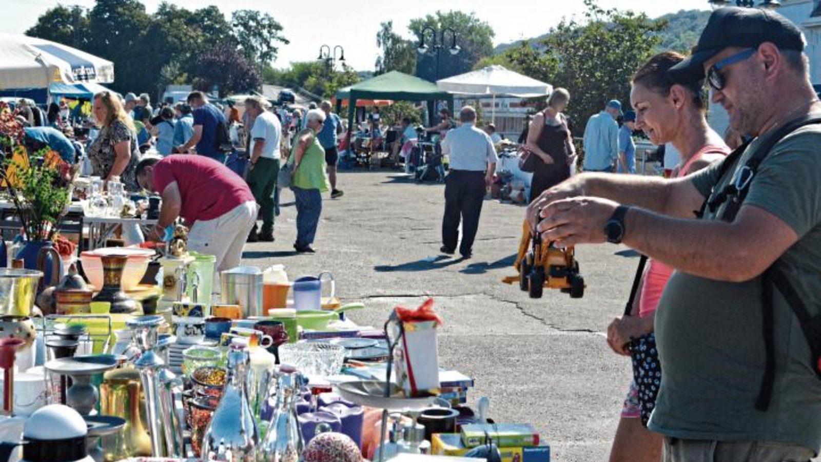 Endlich wieder Flohmarkt in Mühlacker! Dafür hinterließen die Besucher zur Kontaktnachverfolgung auch gerne ihre Daten. Fotos: Stahlfeld Endlich wieder Flohmarkt in Mühlacker! Dafür hinterließen die Besucher zur Kontaktnachverfolgung auch gerne ihre Daten. Fotos: Stahlfeld