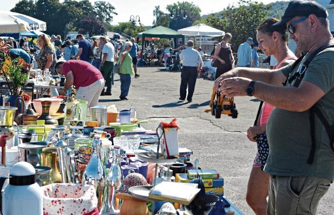 Endlich wieder Flohmarkt in Mühlacker! Dafür hinterließen die Besucher zur Kontaktnachverfolgung auch gerne ihre Daten.  Fotos: Stahlfeld