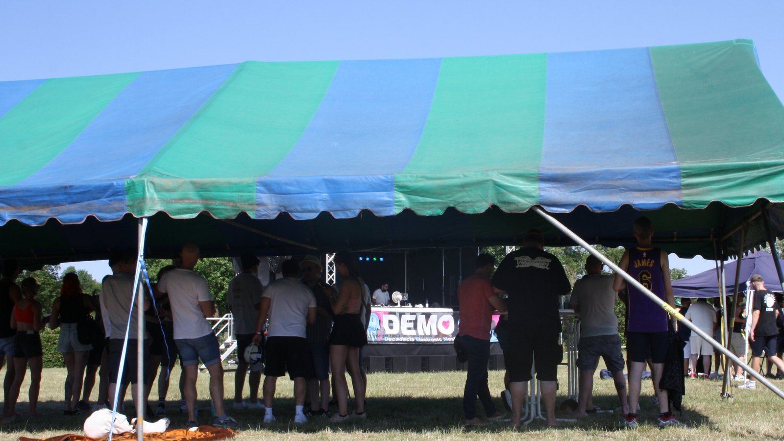 Tanzen erstmal im Schatten: frühe Gäste beim Sersheimer Demo. Foto: Mross