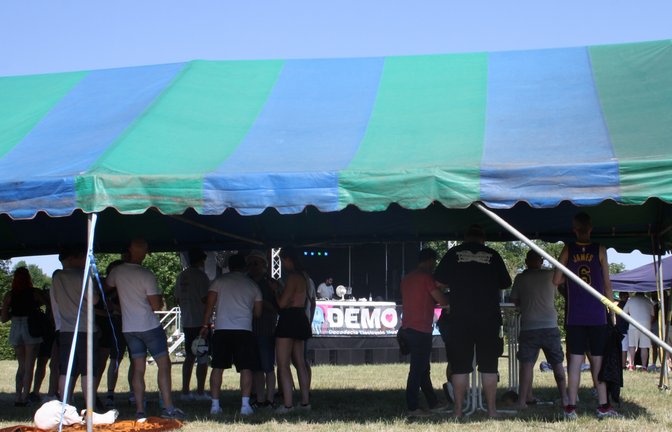 Tanzen erstmal im Schatten: frühe Gäste beim Sersheimer Demo. Foto: Mross