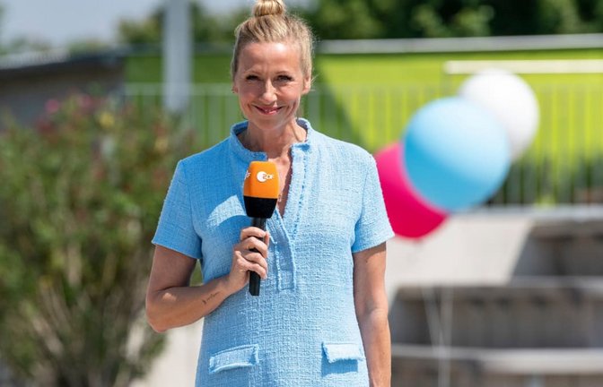 Andrea Kiewel wurde im „ZDF-Fernsehgarten“ von einer Biene gestochen.<span class='image-autor'>Sascha Baumann/ZDF/dpa</span>