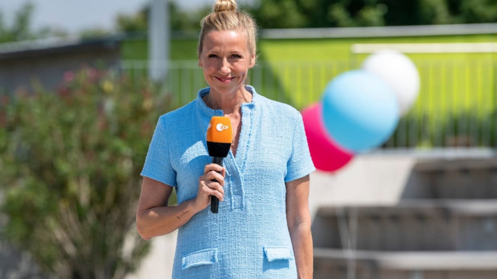 Andrea Kiewel wurde im „ZDF-Fernsehgarten“ von einer Biene gestochen.Sascha Baumann/ZDF/dpa Andrea Kiewel wurde im „ZDF-Fernsehgarten“ von einer Biene gestochen.Sascha Baumann/ZDF/dpa
