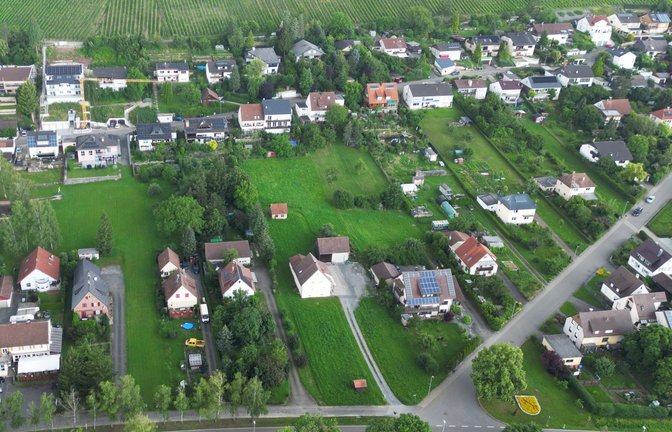 Die aus heutiger Sicht ungewöhnlich großen Grundstücksflächen in Schützingen sollen für die Nachverdichtung genutzt werden. <span class='image-autor'>Foto: Küppers</span>