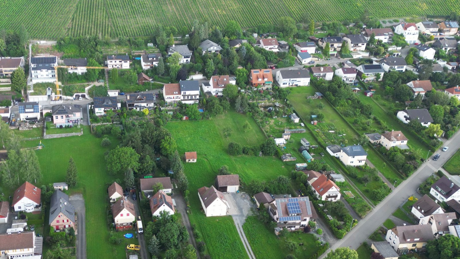 Die aus heutiger Sicht ungewöhnlich großen Grundstücksflächen in Schützingen sollen für die Nachverdichtung genutzt werden. Foto: Küppers Die aus heutiger Sicht ungewöhnlich großen Grundstücksflächen in Schützingen sollen für die Nachverdichtung genutzt werden. Foto: Küppers