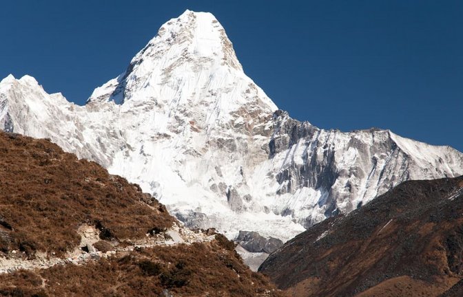 Der Berg Ama  Dablam ist 6800 Meter hoch und liegt im Norden Nepals. An dem Berg im Himalaya ist nun ein 57-jähriger aus dem Ostalbkreis tödlich verunglückt.<span class='image-autor'>www.imago-images.de/Archiv</span>
