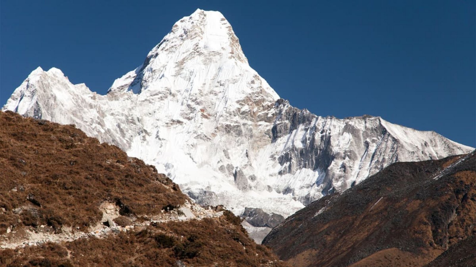 Der Berg Ama Dablam ist 6800 Meter hoch und liegt im Norden Nepals. An dem Berg im Himalaya ist nun ein 57-jähriger aus dem Ostalbkreis tödlich verunglückt.www.imago-images.de/Archiv Der Berg Ama Dablam ist 6800 Meter hoch und liegt im Norden Nepals. An dem Berg im Himalaya ist nun ein 57-jähriger aus dem Ostalbkreis tödlich verunglückt.www.imago-images.de/Archiv