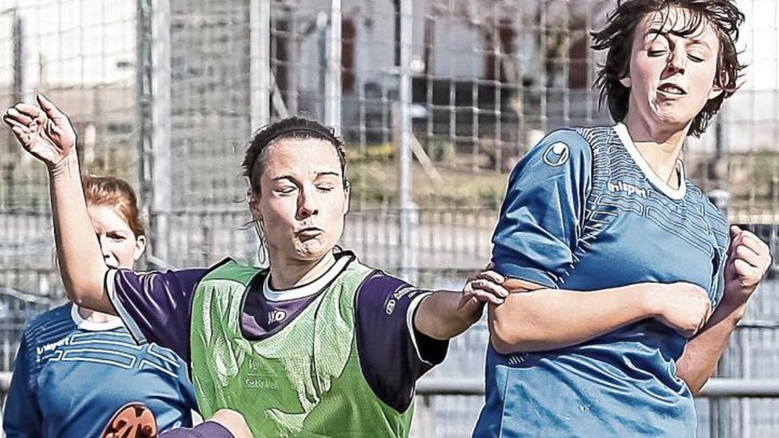 Roßwags Verena Lange (links) stand ein Mal goldrichtig und erzielte den Siegtreffer des FVR gegen den KSV Hoheneck. Foto: Simecek Roßwags Verena Lange (links) stand ein Mal goldrichtig und erzielte den Siegtreffer des FVR gegen den KSV Hoheneck. Foto: Simecek