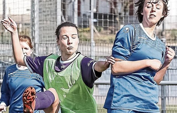 Roßwags Verena Lange (links) stand ein Mal goldrichtig und erzielte den Siegtreffer des FVR gegen den KSV Hoheneck. Foto: Simecek