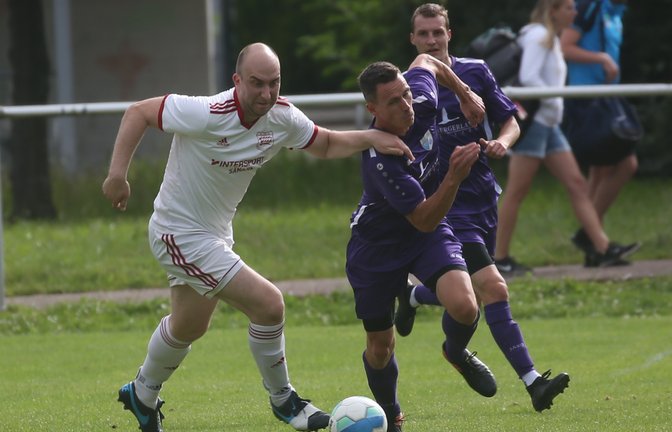 Andreas Geiger (von links) und der TSV Großglattbach sowie Cevin Blattert und die SGM Roßwag/Mühlhausen können sich beim diesjährigen Mühlacker Fußball-Stadtpokal frühestens im Halbfinale gegenüberstehen. <span class='image-autor'>Foto: Archiv/Küppers</span>