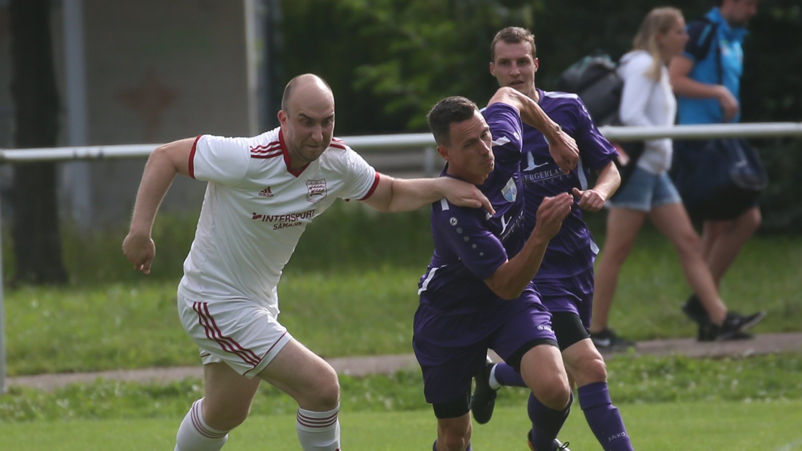 Andreas Geiger (von links) und der TSV Großglattbach sowie Cevin Blattert und die SGM Roßwag/Mühlhausen können sich beim diesjährigen Mühlacker Fußball-Stadtpokal frühestens im Halbfinale gegenüberstehen. Foto: Archiv/Küppers Andreas Geiger (von links) und der TSV Großglattbach sowie Cevin Blattert und die SGM Roßwag/Mühlhausen können sich beim diesjährigen Mühlacker Fußball-Stadtpokal frühestens im Halbfinale gegenüberstehen. Foto: Archiv/Küppers