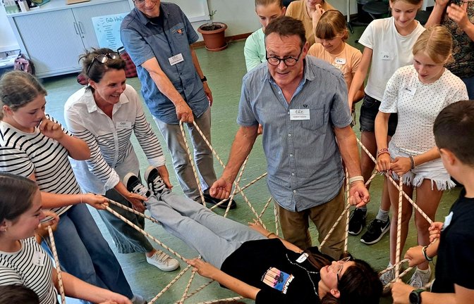 Wie man sich auf eine starke Gemeinschaft verlassen kann, wird anhand eines Experimentes verdeutlicht.  <span class='image-autor'>Foto: p</span>