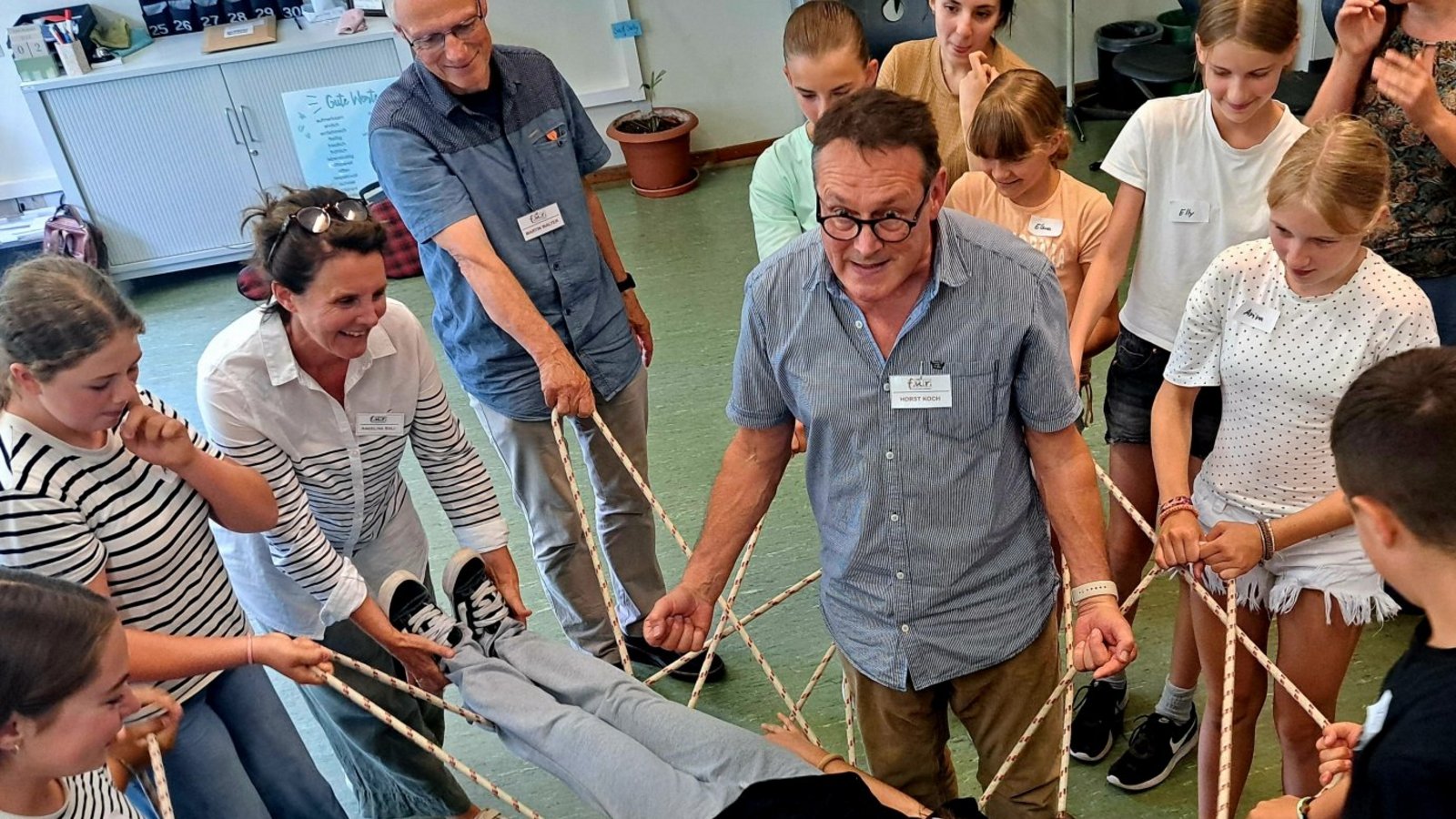 Wie man sich auf eine starke Gemeinschaft verlassen kann, wird anhand eines Experimentes verdeutlicht. Foto: p Wie man sich auf eine starke Gemeinschaft verlassen kann, wird anhand eines Experimentes verdeutlicht. Foto: p