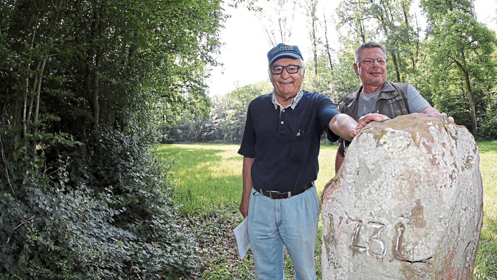 Ewald Veigel (links) und Lothar Wunderlich stellen eine ganze Reihe von Grenzsteinen vor. Der Frühmessstein ist ein besonders großes Exemplar, das zudem gut erreichbar ist. Fotos: Küppers Ewald Veigel (links) und Lothar Wunderlich stellen eine ganze Reihe von Grenzsteinen vor. Der Frühmessstein ist ein besonders großes Exemplar, das zudem gut erreichbar ist. Fotos: Küppers
