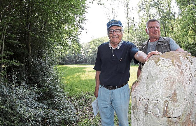 Ewald Veigel (links) und Lothar Wunderlich stellen eine ganze Reihe von Grenzsteinen vor. Der Frühmessstein ist ein besonders großes Exemplar, das zudem gut erreichbar ist. Fotos: Küppers