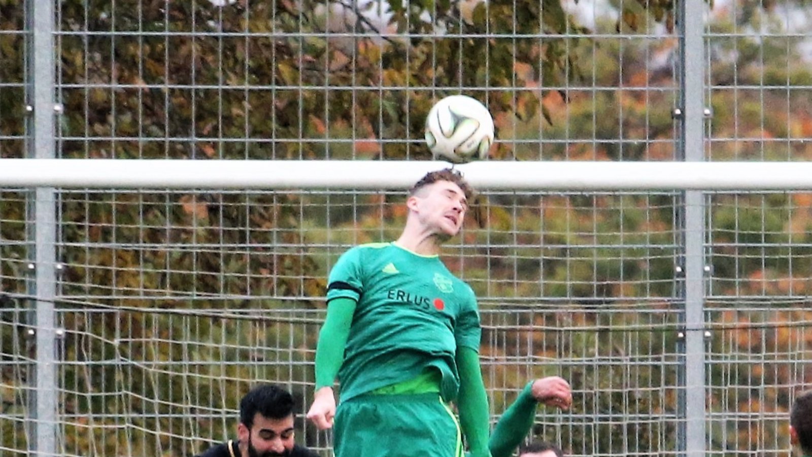 Iptingens Patrick Blume springt am höchsten. Doch nach seinem Kopfball muss sich SVI-Keeper Marco Euchenhofer gewaltig strecken, um ein Eigentor zum 2:2 zu verhindern. Foto: Küppers Iptingens Patrick Blume springt am höchsten. Doch nach seinem Kopfball muss sich SVI-Keeper Marco Euchenhofer gewaltig strecken, um ein Eigentor zum 2:2 zu verhindern. Foto: Küppers