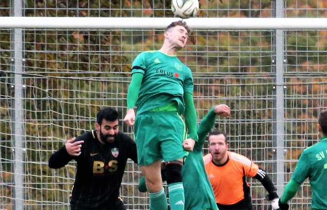 Iptingens Patrick Blume springt am höchsten. Doch nach seinem Kopfball muss sich SVI-Keeper Marco Euchenhofer gewaltig strecken, um ein Eigentor zum 2:2 zu verhindern. <span class='image-autor'>Foto: Küppers</span>