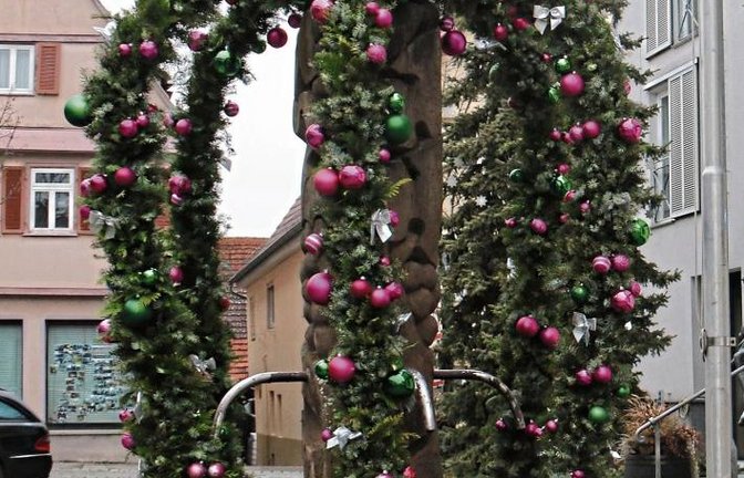 Es weihnachtet so schön am Horrheimer Marktplatz. Wie im vergangenen Pandemie-Jahr haben Ehrenamtliche des Vereins Eigenbrötler den Brunnen verschönert. Foto: Rücker