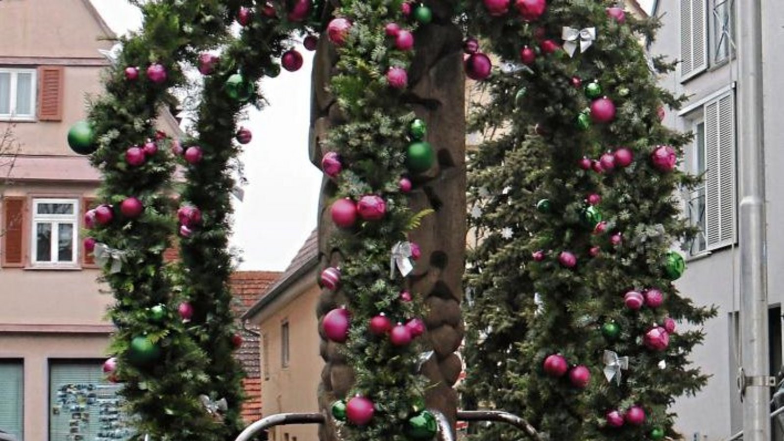 Es weihnachtet so schön am Horrheimer Marktplatz. Wie im vergangenen Pandemie-Jahr haben Ehrenamtliche des Vereins Eigenbrötler den Brunnen verschönert. Foto: Rücker