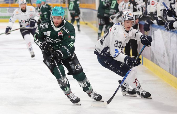 Nur selten kommt Benjamin Zientek (links) von den Bietigheim Steelers an seinem Ravensburger Gegenspieler vorbei. <span class='image-autor'>Foto: Baumann</span>