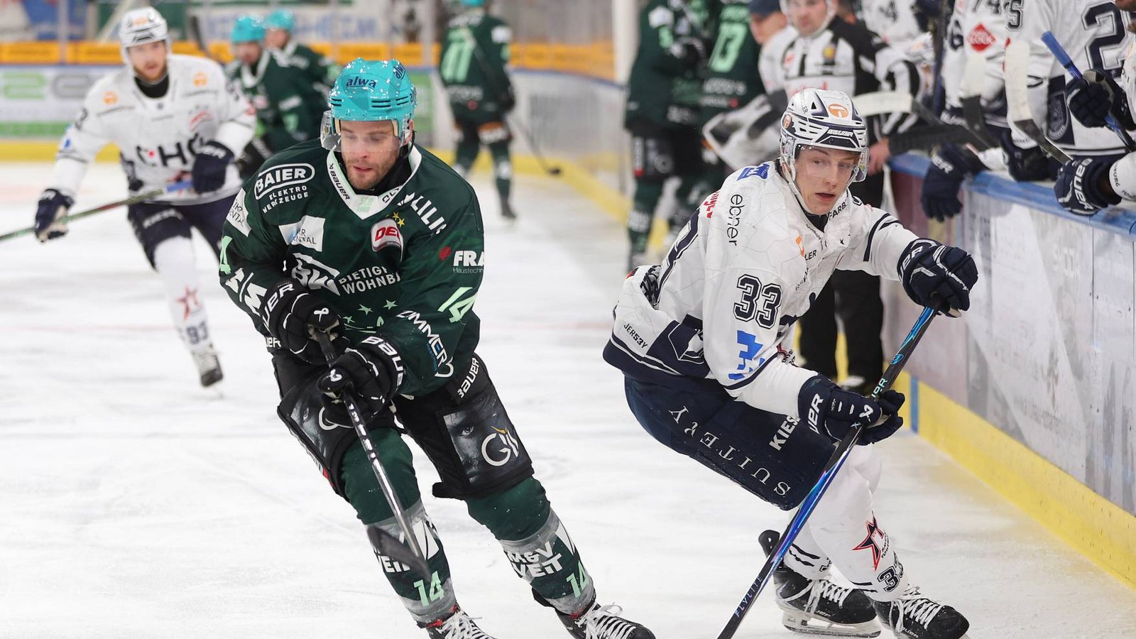 Nur selten kommt Benjamin Zientek (links) von den Bietigheim Steelers an seinem Ravensburger Gegenspieler vorbei. Foto: Baumann Nur selten kommt Benjamin Zientek (links) von den Bietigheim Steelers an seinem Ravensburger Gegenspieler vorbei. Foto: Baumann