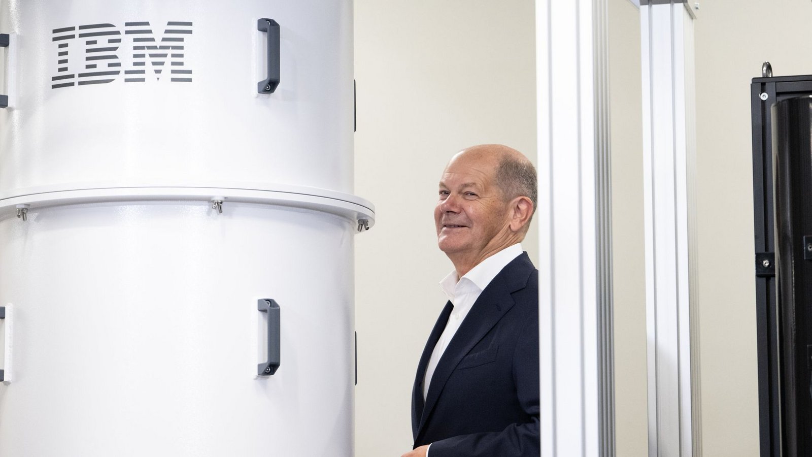 Kanzler Olaf Scholz neben dem IBM-QuantencomputerFoto: dpa/Marijan Murat