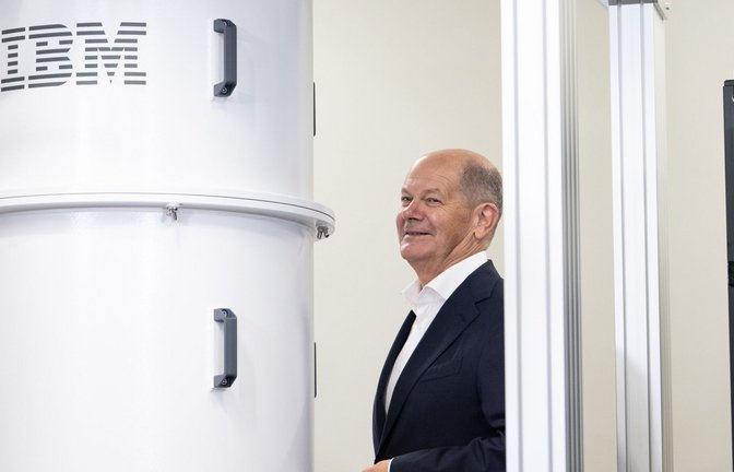 Kanzler Olaf Scholz neben dem IBM-Quantencomputer<span class='image-autor'>Foto: dpa/Marijan Murat</span>