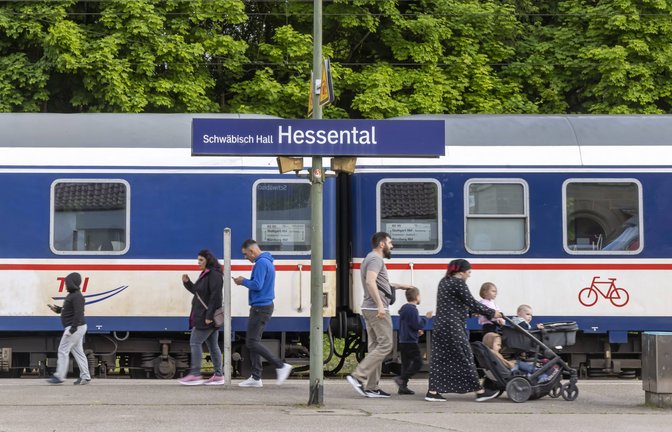 Ein Ersatzzug von TRI am Bahnhof Schwäbisch Hall-Hessental.<span class='image-autor'>Foto: IMAGO/Arnulf Hettrich</span>