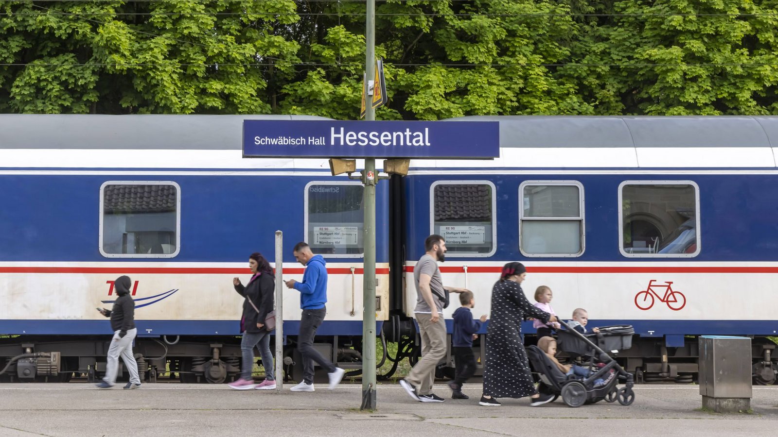 Ein Ersatzzug von TRI am Bahnhof Schwäbisch Hall-Hessental.Foto: IMAGO/Arnulf Hettrich Ein Ersatzzug von TRI am Bahnhof Schwäbisch Hall-Hessental.Foto: IMAGO/Arnulf Hettrich