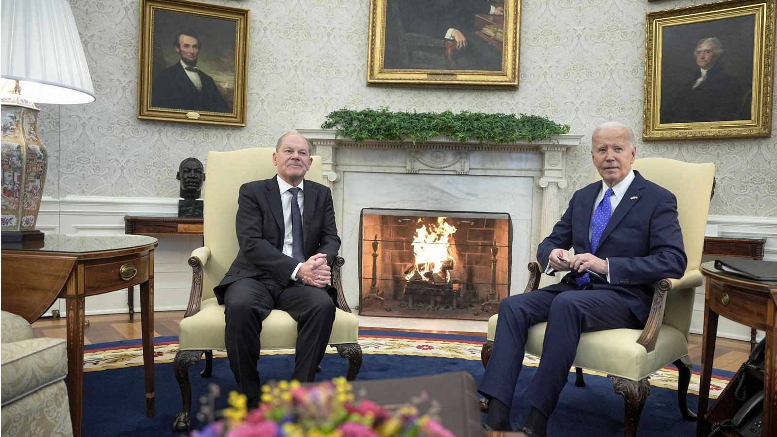 Bundeskanzler Olaf Scholz (SPD, l.) sitzt neben US-Präsident Joe Biden bei einem bilateralen Treffen im Oval Office im Weißen Haus.Foto: dpa/Michael Kappeler Bundeskanzler Olaf Scholz (SPD, l.) sitzt neben US-Präsident Joe Biden bei einem bilateralen Treffen im Oval Office im Weißen Haus.Foto: dpa/Michael Kappeler
