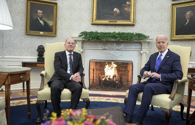 Bundeskanzler Olaf Scholz (SPD, l.) sitzt neben US-Präsident Joe Biden bei einem bilateralen Treffen im Oval Office im Weißen Haus.<span class='image-autor'>Foto: dpa/Michael Kappeler</span>