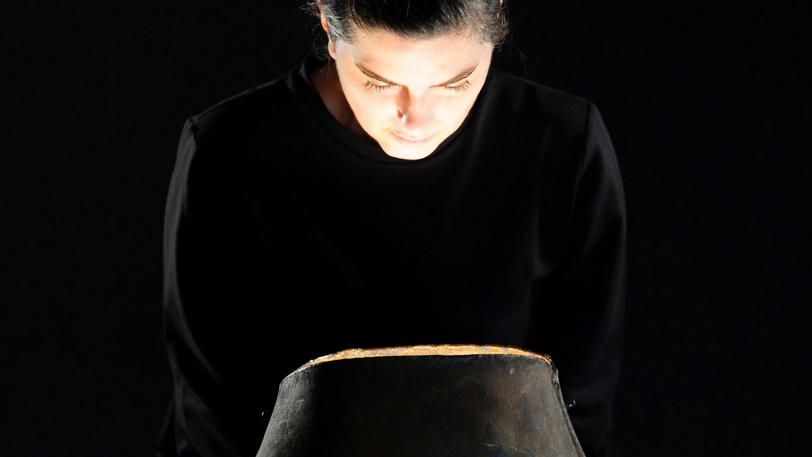 Anja Füsti bringt in der Performance „That’s how the light gets in“ die Dinge zum Leuchten.Foto: Gordon Below