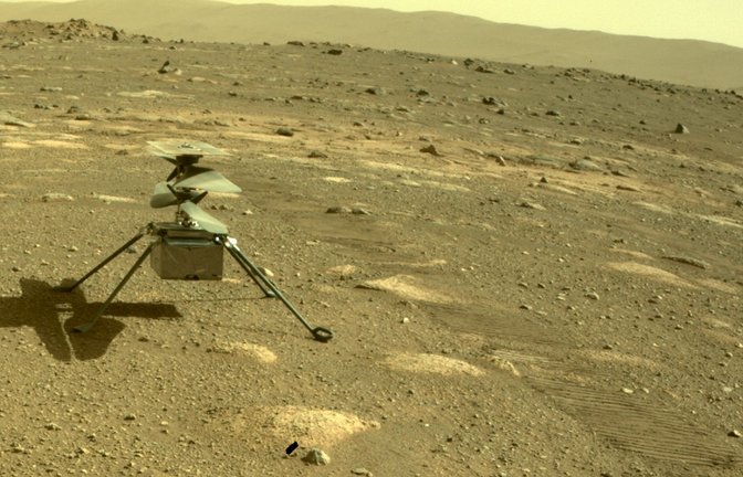Der Hubschrauber "Ingenuity" der US-Raumfahrtbehörde Nasa zu sehen auf dem Mars, aufgenommen von der hinteren Kamera des Rovers "Perseverance".<span class='image-autor'>Foto: NASA/JPL-Caltech/dpa</span>