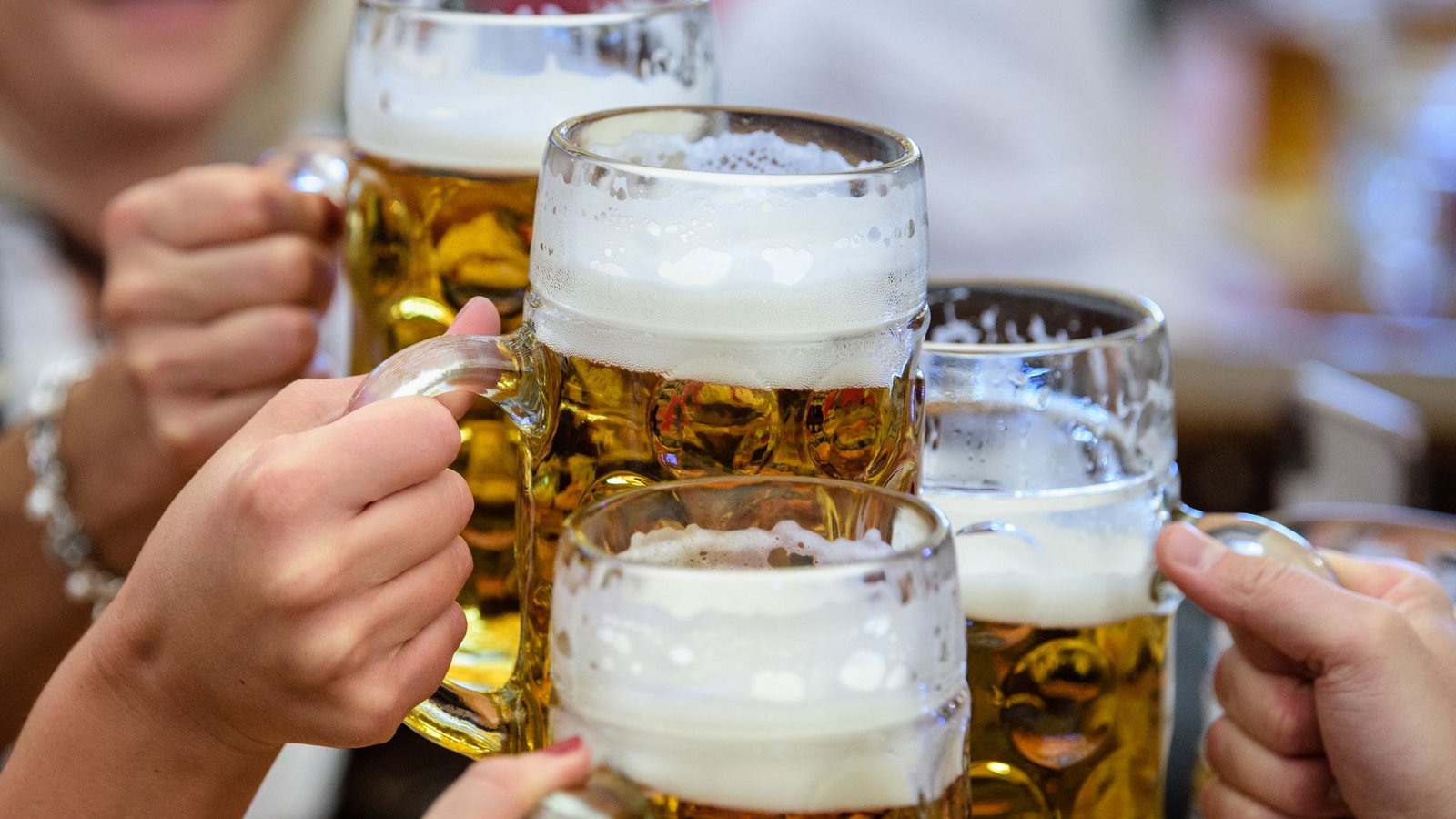 Besucher stoßen auf dem Oktoberfest in München mit einem Humpen Bier an.Foto: dpa/Matthias Balk Besucher stoßen auf dem Oktoberfest in München mit einem Humpen Bier an.Foto: dpa/Matthias Balk