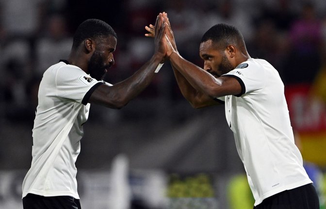 Nach dem Schlotterbeck-Aus wieder vereint im Abwehrzentrum: Antonio Rüdiger (l) und Jonathan Tah. (Archivbild)<span class='image-autor'>Foto: Federico Gambarini/dpa</span>
