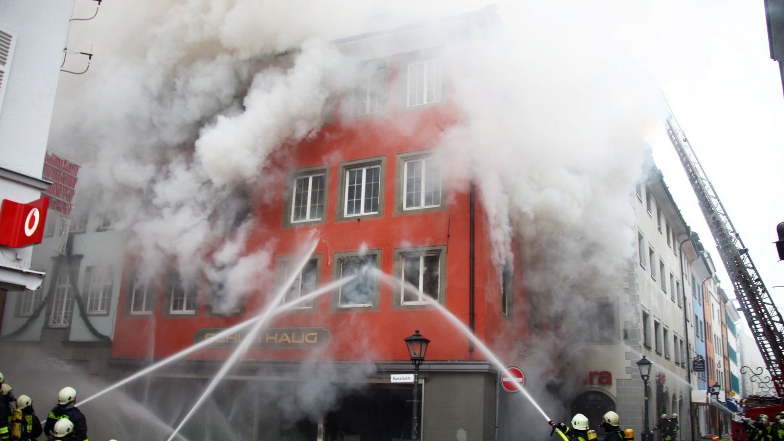 Déjà-vu für viele Konstanzer: An Weihnachten 2010 brannten drei Gebäude am Obermarkt.Foto: dpa/Oliver Hanser Déjà-vu für viele Konstanzer: An Weihnachten 2010 brannten drei Gebäude am Obermarkt.Foto: dpa/Oliver Hanser
