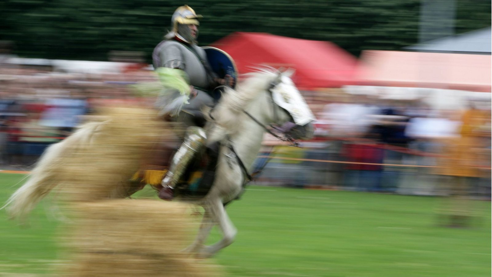 Ein Soldat der römischen Kavallerie reitet auf seinem Pferd während einer Kavallerievorführung anlässlich des Römerfestes in Xanten (Archivfoto).Foto: Imago/Jochen Tack Ein Soldat der römischen Kavallerie reitet auf seinem Pferd während einer Kavallerievorführung anlässlich des Römerfestes in Xanten (Archivfoto).Foto: Imago/Jochen Tack