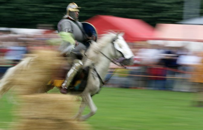 Ein Soldat der römischen Kavallerie reitet auf seinem Pferd während einer Kavallerievorführung anlässlich des Römerfestes in Xanten (Archivfoto).<span class='image-autor'>Foto: Imago/Jochen Tack</span>