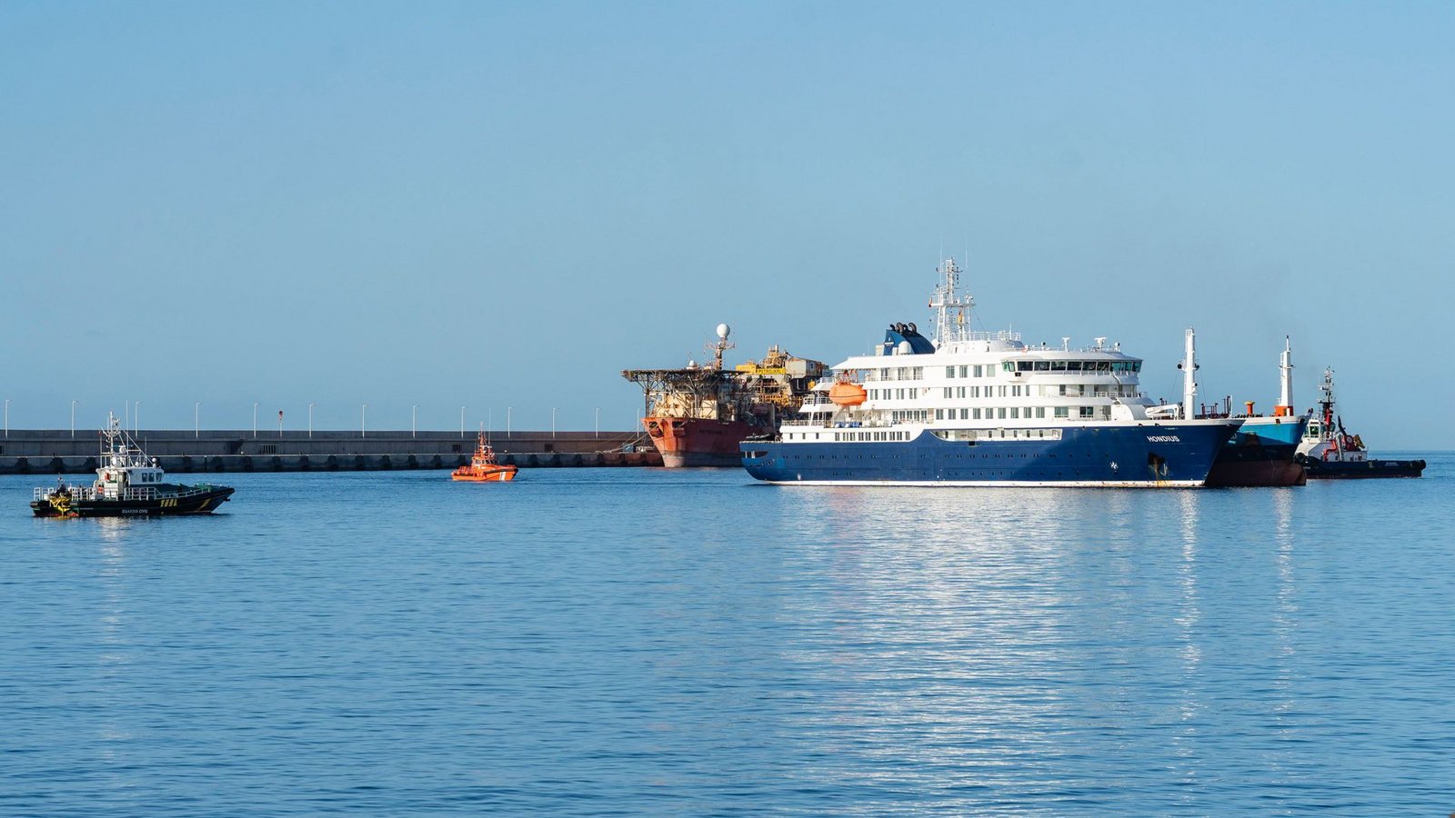 Das Kreuzfahrtschiff „MV Hondius“ ankert im Hafen von Granadilla.Foto: Europa Press Canarias/EUROPA PRE Das Kreuzfahrtschiff „MV Hondius“ ankert im Hafen von Granadilla.Foto: Europa Press Canarias/EUROPA PRE