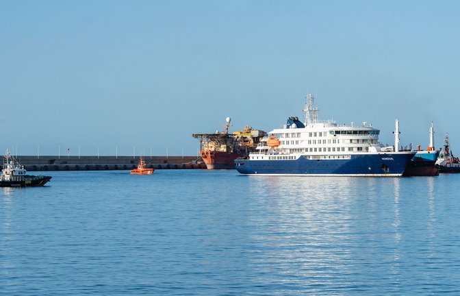 Das Kreuzfahrtschiff „MV Hondius“ ankert im Hafen von Granadilla.<span class='image-autor'>Foto: Europa Press Canarias/EUROPA PRE</span>