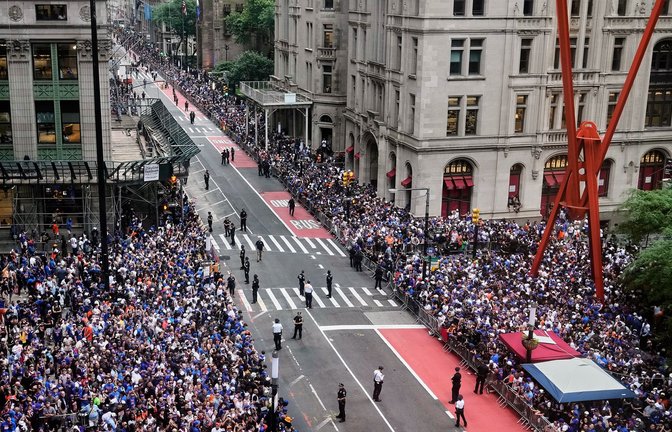 Der Andrang zur Knicks-Parade in New York war riesig.<span class='image-autor'>Foto: Richard Drew/AP/dpa</span>